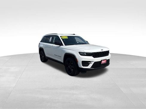 Used 2025 Jeep Grand Cherokee Altitude AWD/4WD image 8
