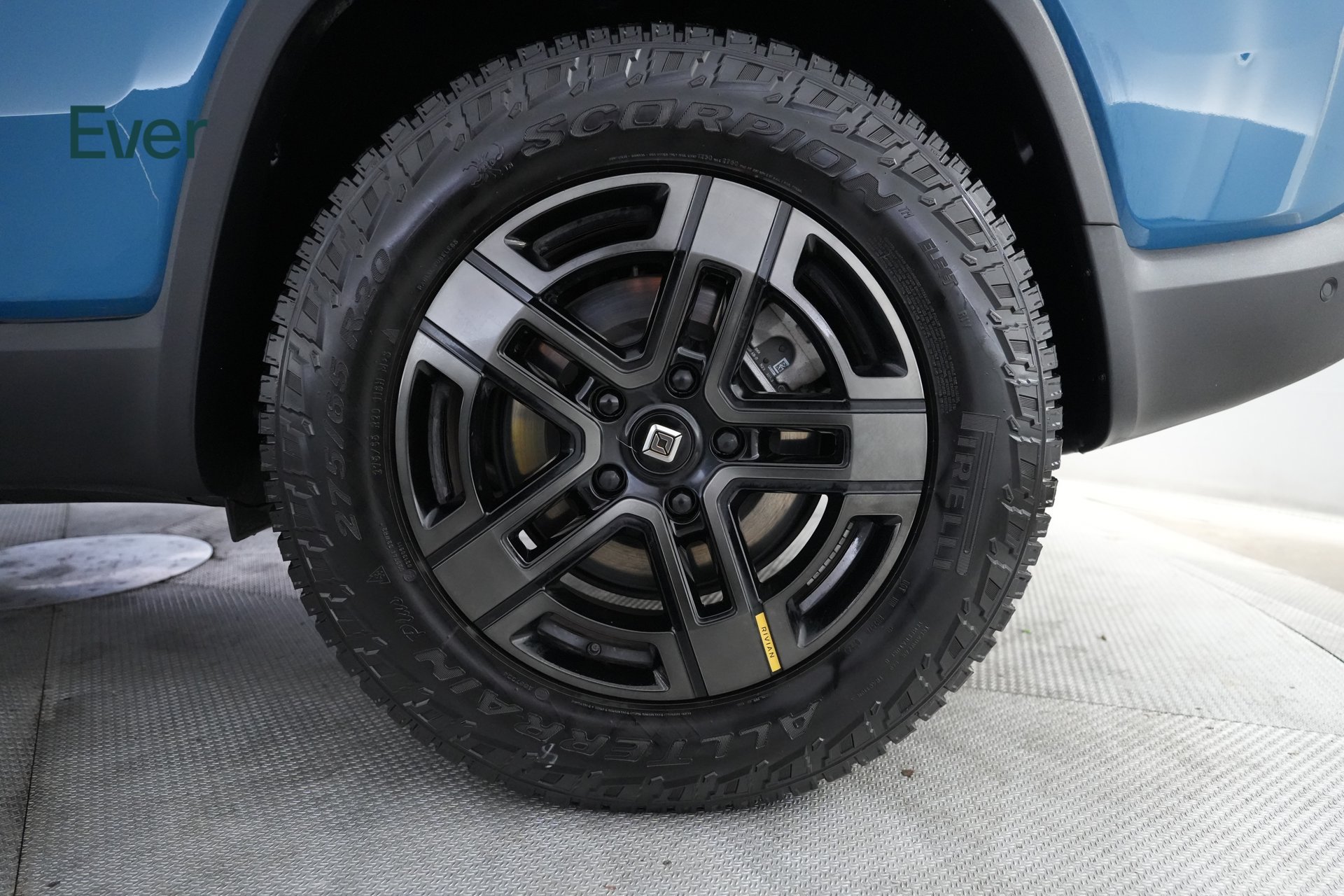 Used 2024 Rivian R1S Adventure Dual AWD/4WD image 9
