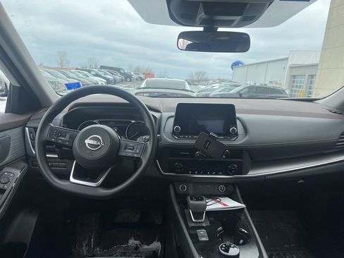 Used 2023 Nissan Rogue SV image 5