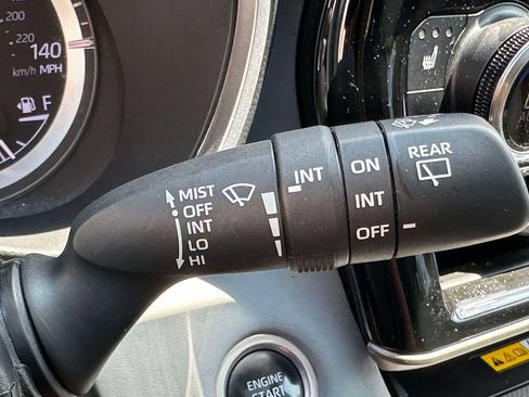 Used 2024 Toyota Highlander XLE AWD/4WD image 40