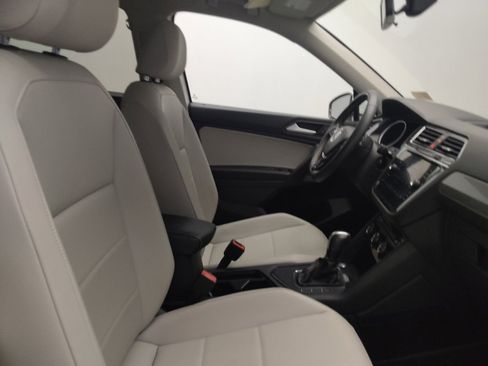 Used 2021 Volkswagen Tiguan SE w/ Panoramic Sunroof Package FWD image 21