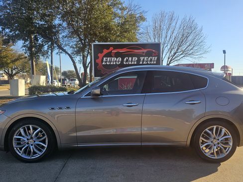 Used 2021 Maserati Levante GranLusso image 2