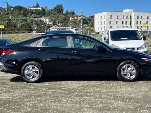 New 2026 Hyundai Elantra SE FWD image 5
