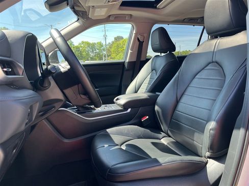 Used 2024 Toyota Highlander XLE image 4