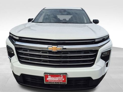 Used 2025 Chevrolet Traverse LT image 8