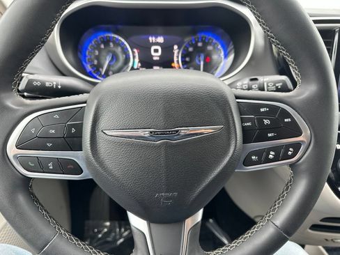 Used 2023 Chrysler Pacifica Touring-L FWD image 35