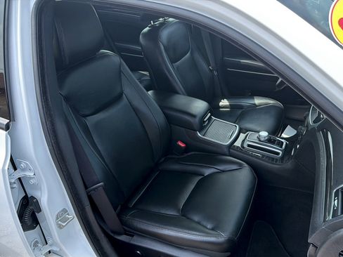 Used 2022 Chrysler 300 Touring L w/ Popular Equipment Group AWD/4WD image 8