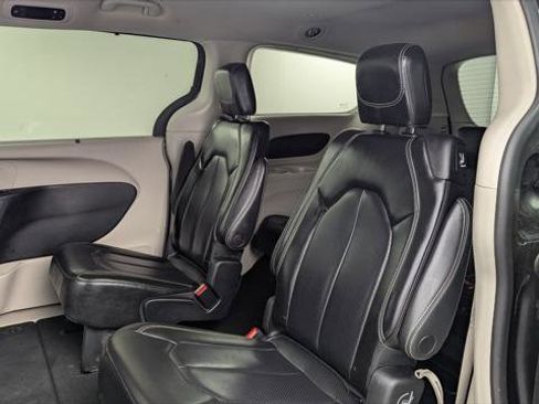 Used 2023 Chrysler Pacifica Touring-L image 16