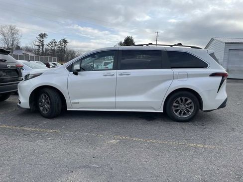 Used 2021 Toyota Sienna XLE w/ XLE Plus Package image 2