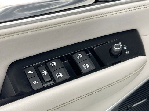 Used 2022 Jeep Wagoneer Series III w/ Rear Seat Video Group 1 RWD image 18