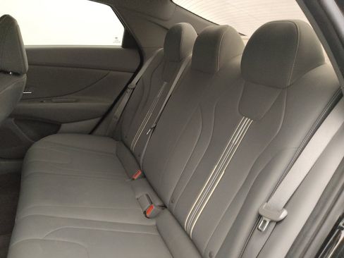 Used 2022 Hyundai Elantra SEL w/ Convenience Package FWD image 18