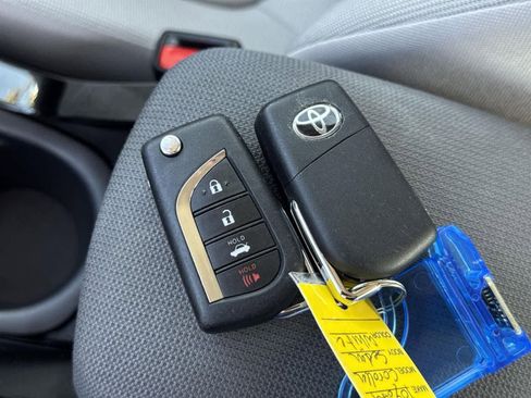 Used 2021 Toyota Corolla LE image 39