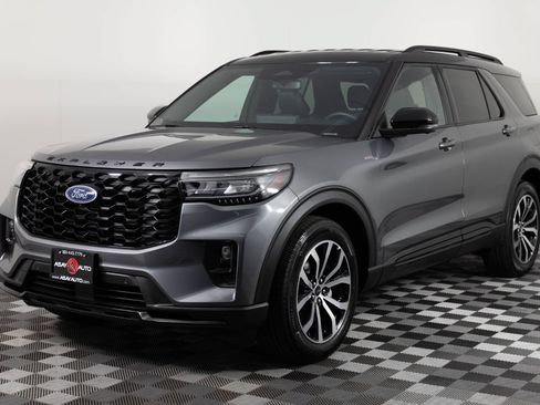 Used 2025 Ford Explorer ST-Line w/ Premium Package RWD image 2