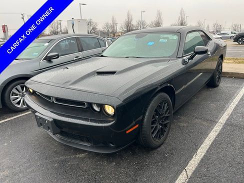 Used 2019 Dodge Challenger SXT image 2