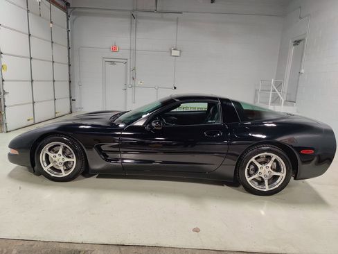 Used 2004 Chevrolet Corvette Coupe w/ Preferred Equipment Group image 19