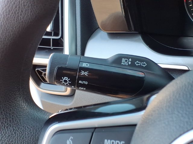 Used 2023 Kia Sorento LX FWD image 17