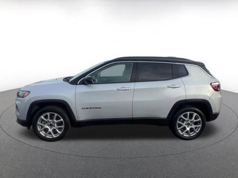 Used 2025 Jeep Compass Limited image 9