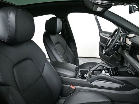 Certified 2025 Porsche Cayenne Coupe image 23