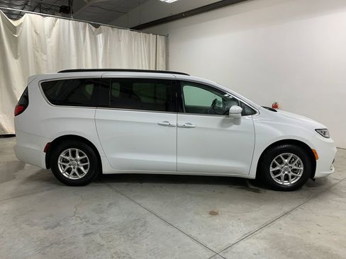 Used 2022 Chrysler Pacifica Touring-L image 11