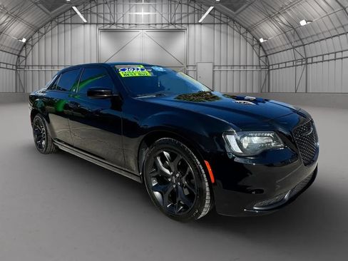 Used 2022 Chrysler 300 Touring w/ Sport Appearance Package RWD image 9