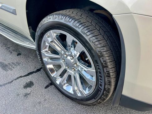 Used 2015 Cadillac Escalade Luxury image 16