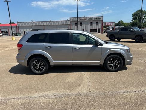 Used 2018 Dodge Journey SE w/ Blacktop Package FWD image 6