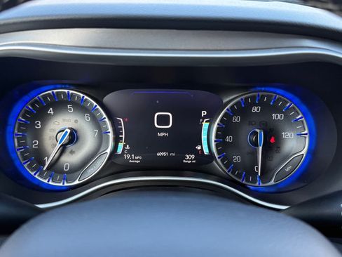 Used 2023 Chrysler Pacifica Touring-L FWD image 17
