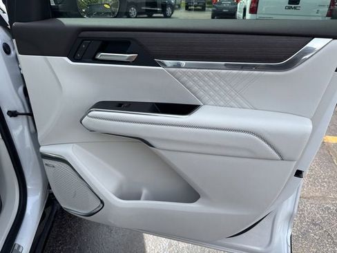 Used 2025 GMC Acadia Denali FWD image 28
