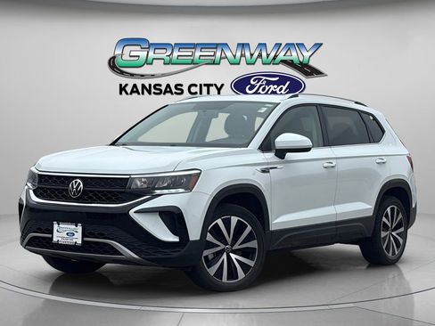 Used 2022 Volkswagen Taos SE FWD image 3