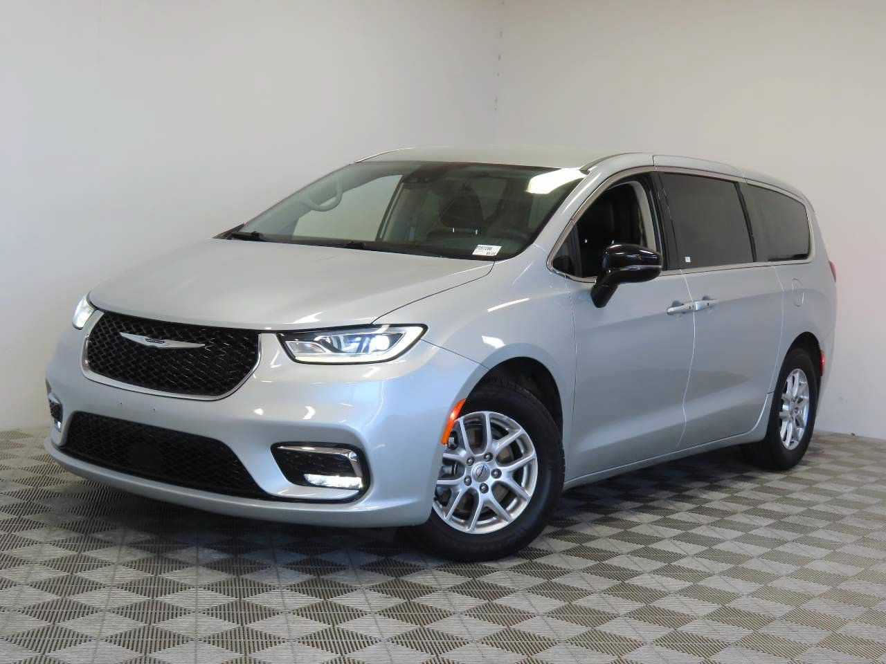 Used 2024 Chrysler Pacifica Touring-L FWD image 1