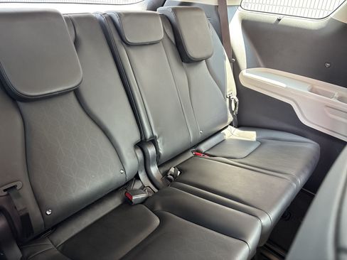 Used 2024 Kia Carnival EX FWD image 6