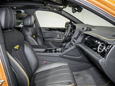Used 2025 Bentley Bentayga image 2