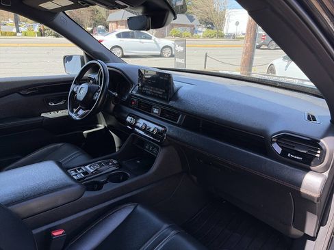 Used 2025 Honda Pilot TrailSport image 23