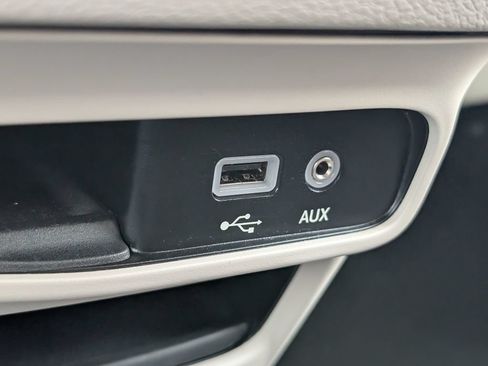 Used 2018 Chrysler Pacifica L FWD image 21