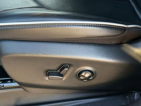 Used 2025 Chrysler Pacifica Limited image 21