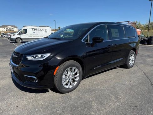 New 2026 Chrysler Pacifica Select image 1