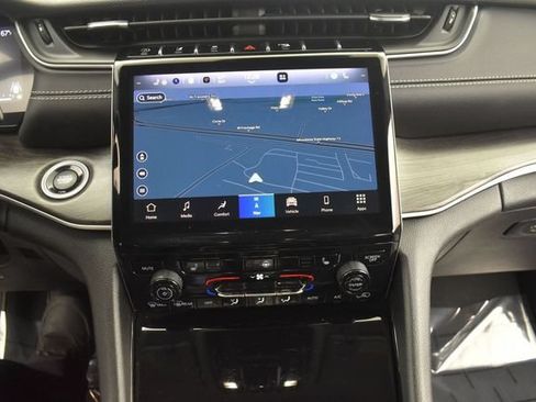 Used 2023 Jeep Grand Cherokee Limited w/ Black Appearance Package AWD/4WD image 8