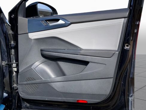 Used 2024 Volkswagen Taos SE w/ Panoramic Sunroof Package FWD image 23