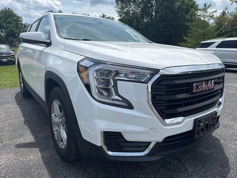 Used 2024 GMC Terrain SLE w/ Driver Convenience Package FWD image 2