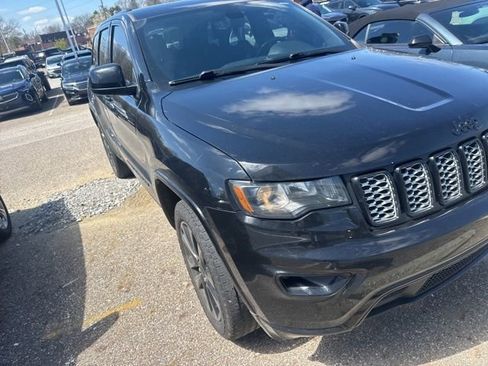 Used 2018 Jeep Grand Cherokee Altitude image 2