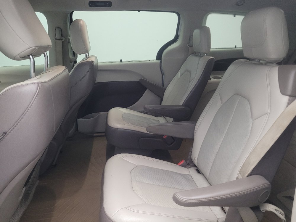 Used 2019 Chrysler Pacifica Touring-L FWD image 18
