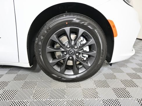 Used 2025 Chrysler Pacifica Select w/ Fav Edition Package image 11