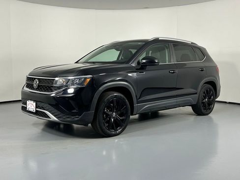Used 2023 Volkswagen Taos SE w/ Black Wheel Package AWD/4WD image 3