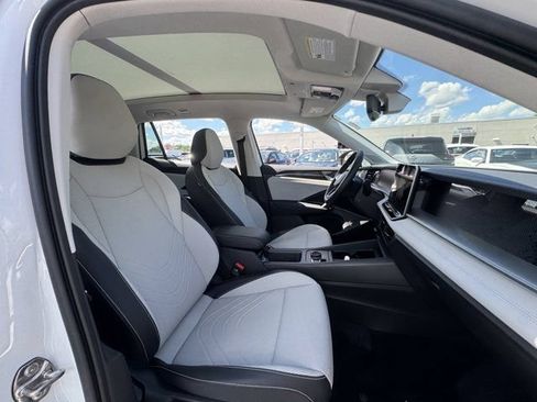 Used 2025 Volkswagen Tiguan SE AWD/4WD image 18
