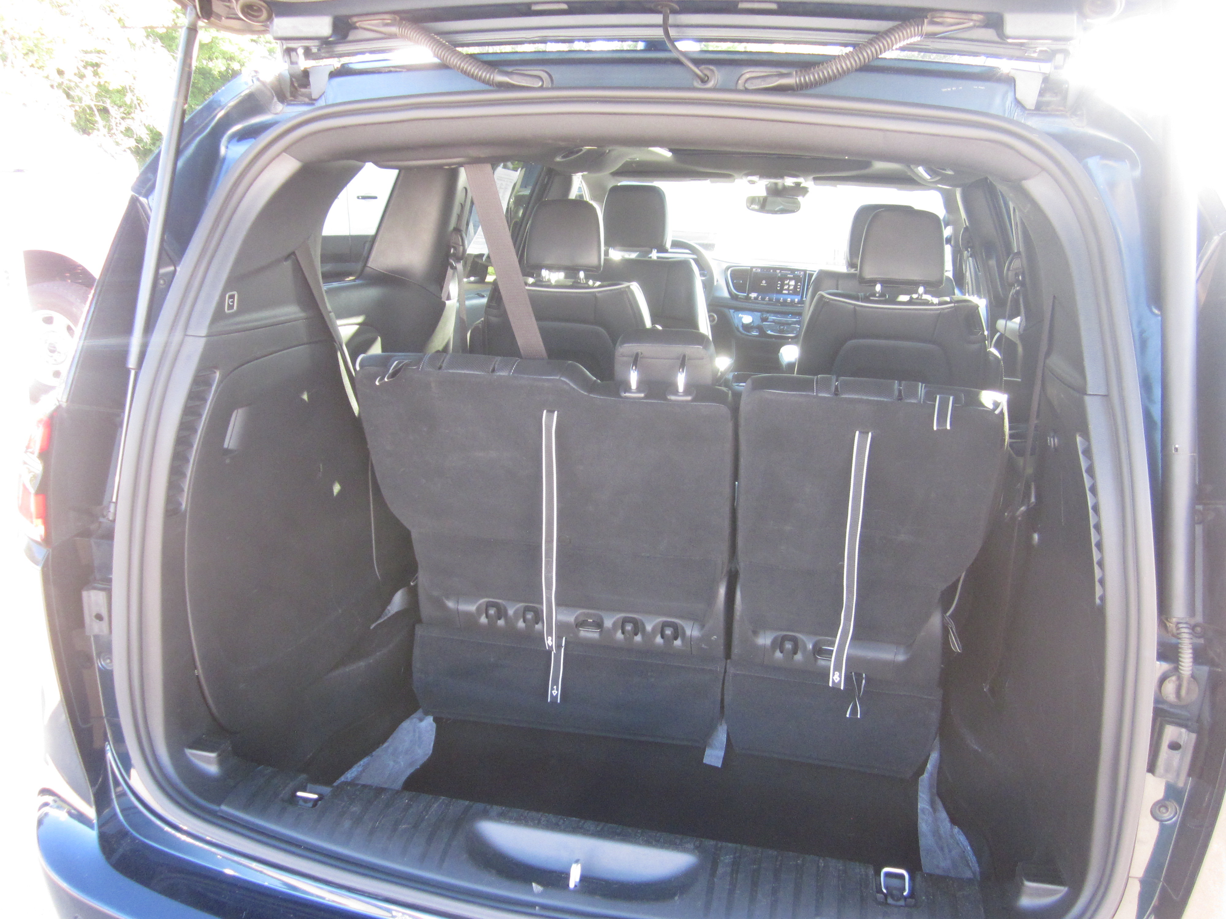 Used 2025 Chrysler Pacifica Limited FWD image 9