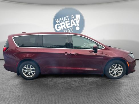 Certified 2017 Chrysler Pacifica Touring FWD image 2