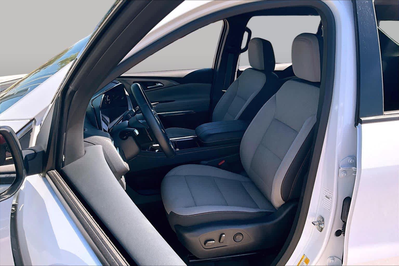 Used 2026 Chevrolet Traverse LT w/ Driver Confidence Package FWD image 8