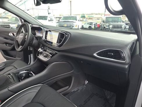 Used 2026 Chrysler Pacifica Premium FWD image 45