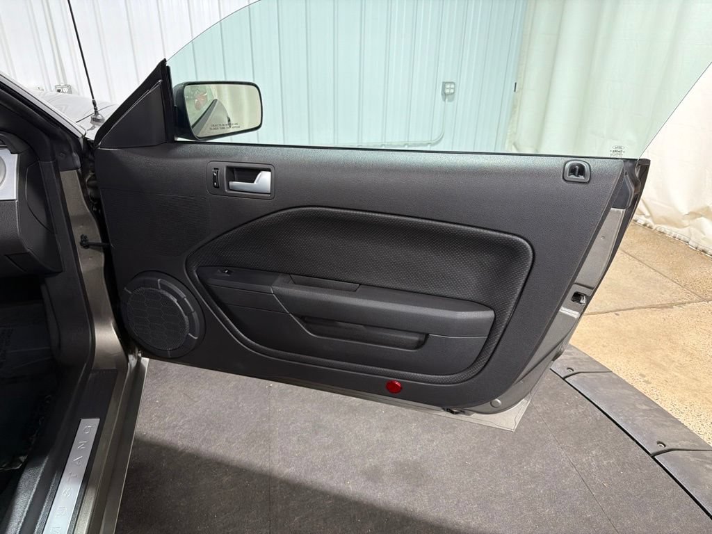 Used 2005 Ford Mustang GT RWD image 17