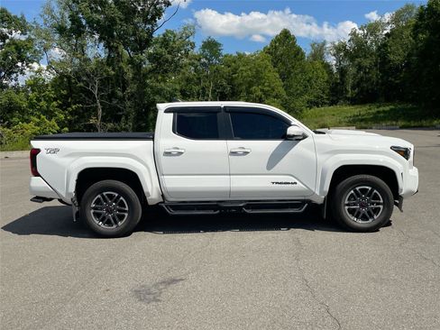 Used 2024 Toyota Tacoma TRD Sport w/ TRD Sport Upgrade Package AWD/4WD image 3